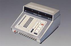 シャープの電卓を「遺産」に認定、1964年発売時の価格は53万