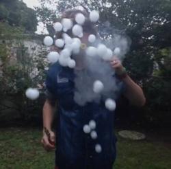 写真 タバコの煙で見事な 輪芸 3つの輪っかを通すように連射 Narinari Com