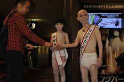 写真 白い坂田利夫が 呪怨 に乱入 白い男の子 俊雄と対決 Narinari Com