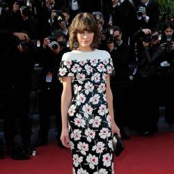 ミラ ジョヴォヴィッチが改名 名字の組み合わせの順番を変える Narinari Com