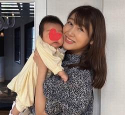 近藤千尋が撮影、安めぐみと次女の“ほっぺ密着”母子ショット