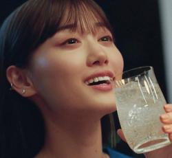 山下美月が“きゅうりの舞”披露、志尊淳と「キリン 華よい」の新CM