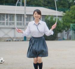 57歳です」飯島直子、“数十年ぶり”制服姿も完璧な着こなし | Narinari.com